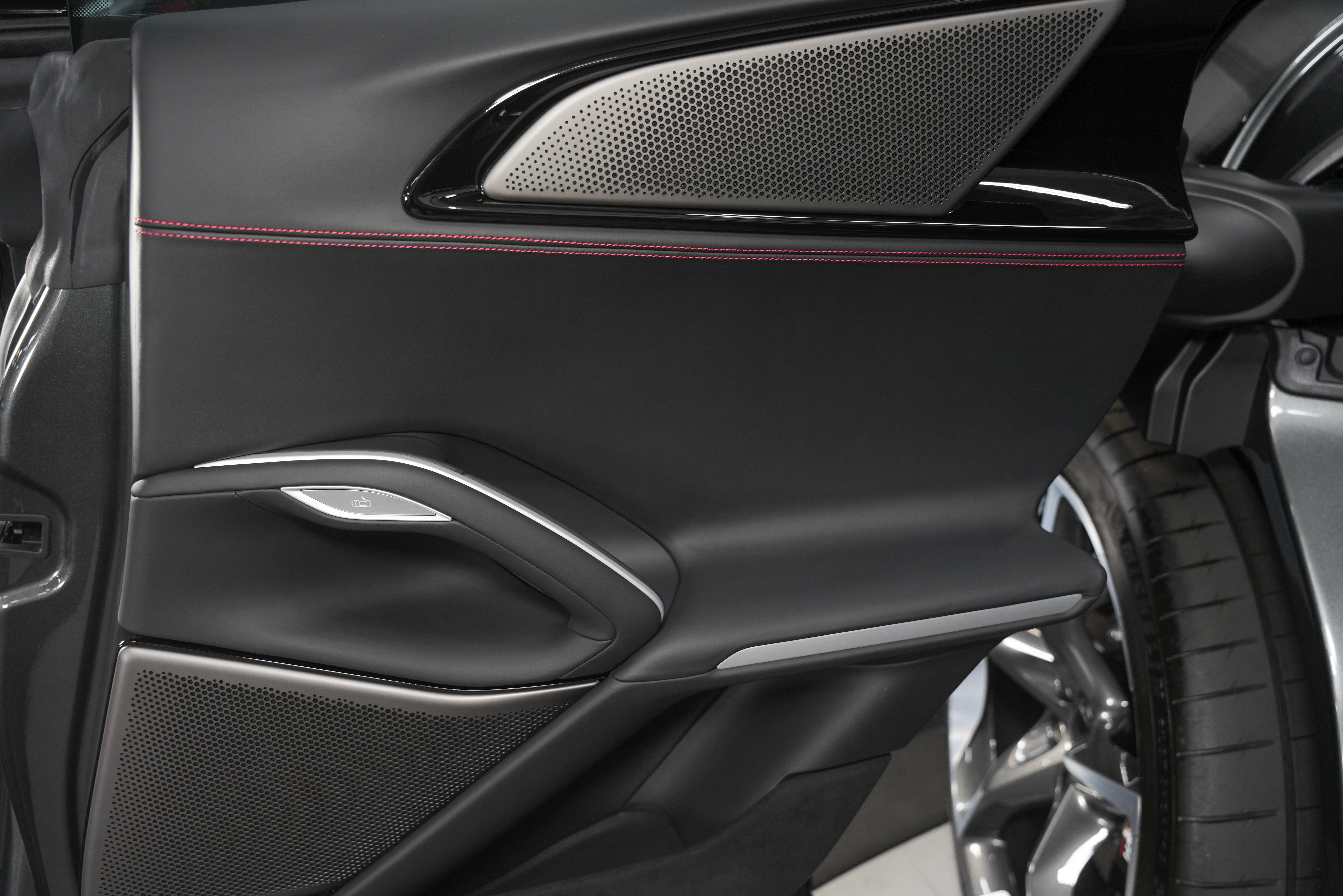 2026 Ferrari Purosangue Base - Photo 38